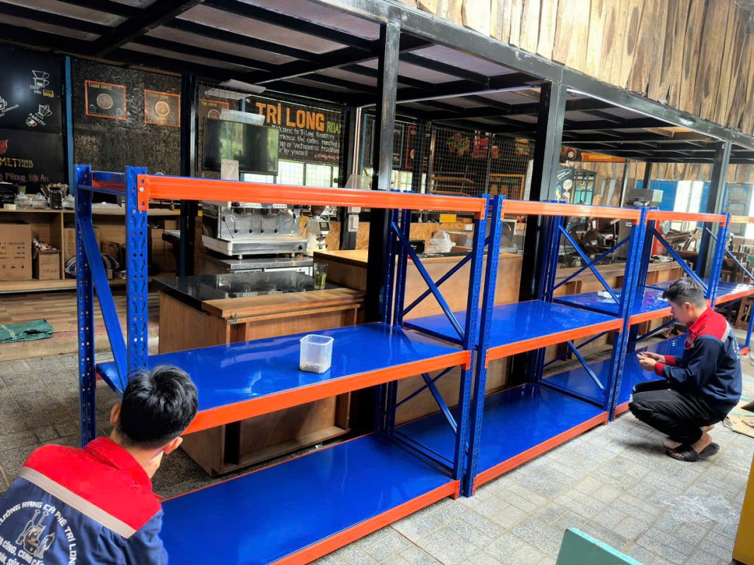 Kệ trung tải 250kg/tầng nhìn từ trên, hiển thị cấu trúc tầng mâm.