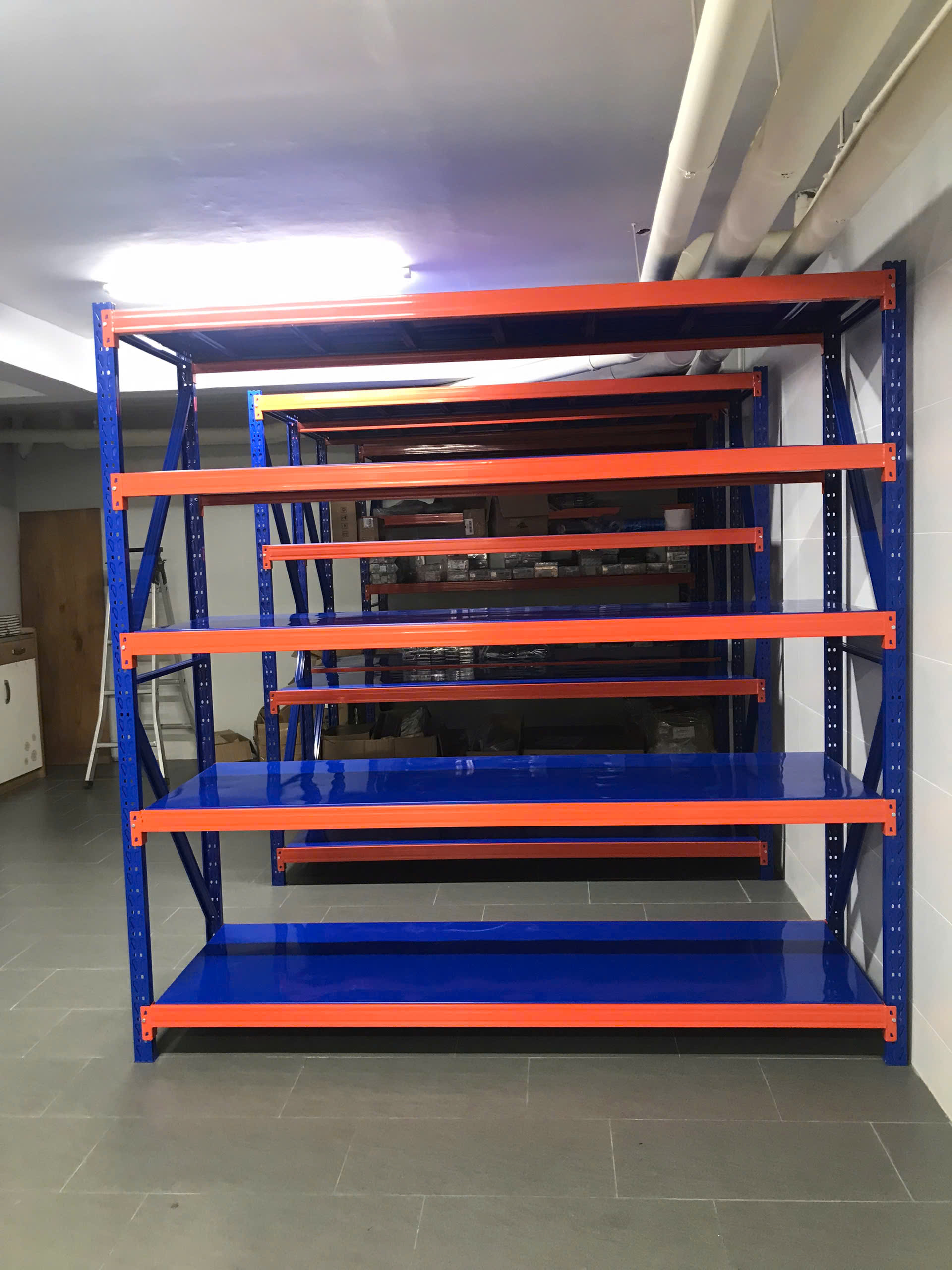 Kệ trung tải 250kg/tầng MHBrothers đặt trong kho hàng công nghiệp.