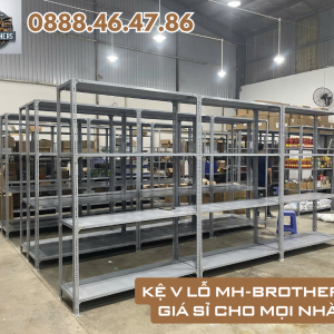 Kệ V lỗ bắt vít MHBrothers màu trắng trưng bày sản phẩm trong showroom.