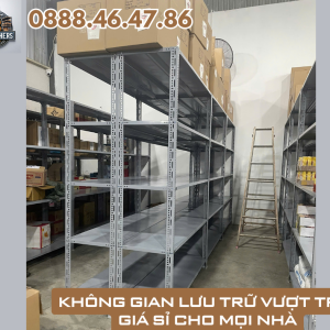 Kệ V lỗ bắt vít MHBrothers trưng bày trong kho hàng, màu ghi, tải trọng cao.