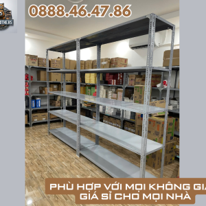 Kệ V lỗ bắt vít MHBrothers trưng bày trong kho hàng, màu ghi xám, tải trọng cao.