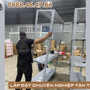 Khách hàng lắp đặt kệ V lỗ bắt vít MHBrothers thực tế tại nhà kho