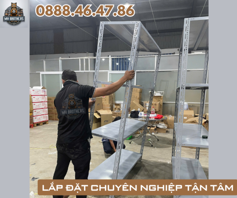 Khách hàng lắp đặt kệ V lỗ bắt vít MHBrothers thực tế tại nhà kho