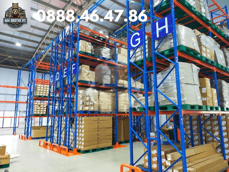 Kho hàng sử dụng hệ thống kệ Double Deep hiện đại Hệ thống kệ Double Deep trong kho hàng