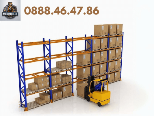 Xe nâng vận hành trong hệ thống kệ Selective pallet