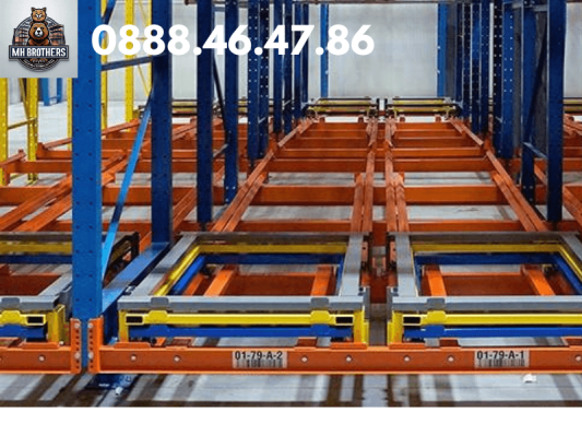 Cận cảnh hệ thống xe trượt của kệ Push Back giúp pallet di chuyển linh hoạt