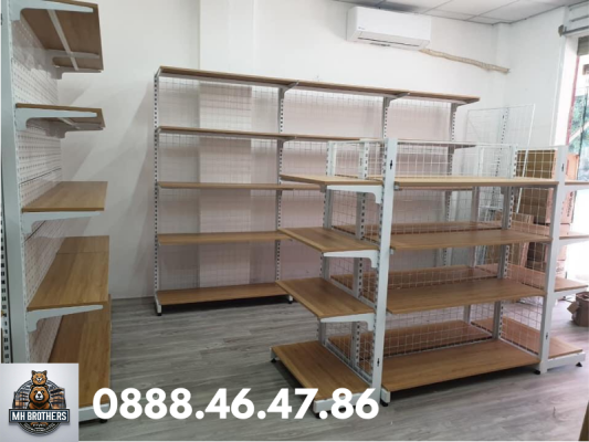 Kệ siêu thị mâm gỗ sang trọng, phù hợp trưng bày sản phẩm cao cấp.