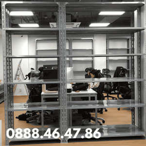 Kệ sắt V lỗ chịu tải lên đến 250kg/tầng, phù hợp cho kho hàng và cửa hàng.