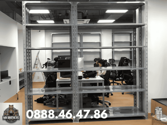 Kệ sắt V lỗ chịu tải lên đến 250kg/tầng, phù hợp cho kho hàng và cửa hàng.