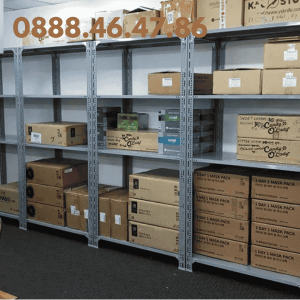 Hình ảnh thực tế kệ sắt V lỗ lắp ráp tiện lợi, phù hợp cho kho hàng và gia đình.