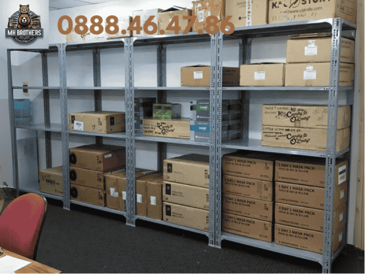 Hình ảnh thực tế kệ sắt V lỗ lắp ráp tiện lợi, phù hợp cho kho hàng và gia đình.