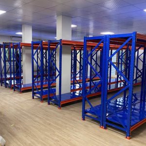 Kệ trung tải MHBrothers 350–550kg/tầng được lắp đặt trong kho hàng, chứa thùng hàng và linh kiện.