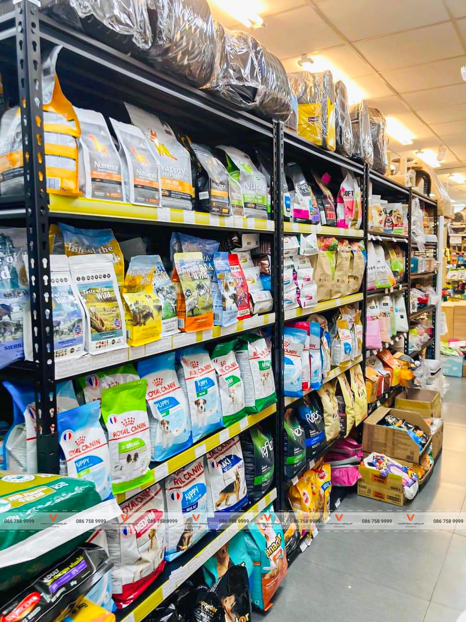 tại sao nên dùng kệ sắt V đa năng cho trưng bày sản phẩm 