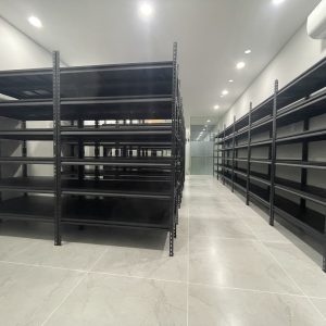 Nhiều dãy kệ V gài MHBrothers trong kho hàng lớn