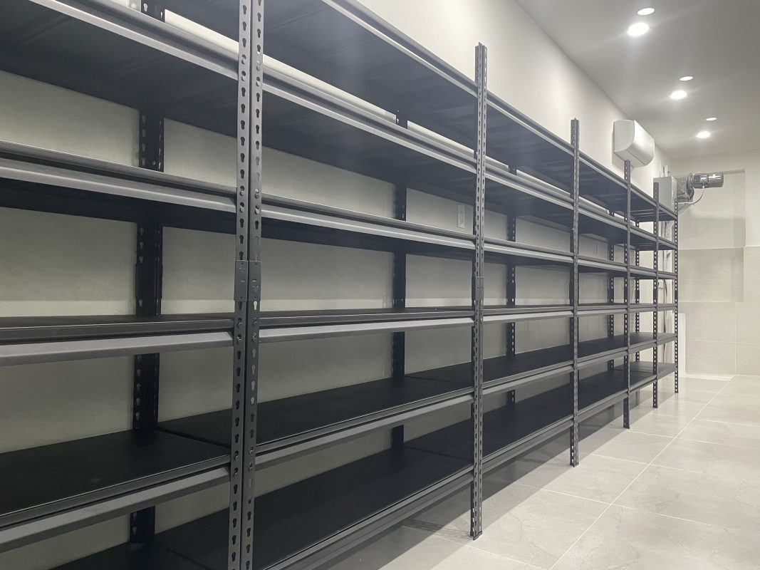 Dãy kệ V gài MHBrothers trong kho hàng