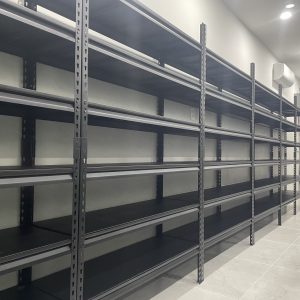 Dãy kệ V gài MHBrothers trong kho hàng