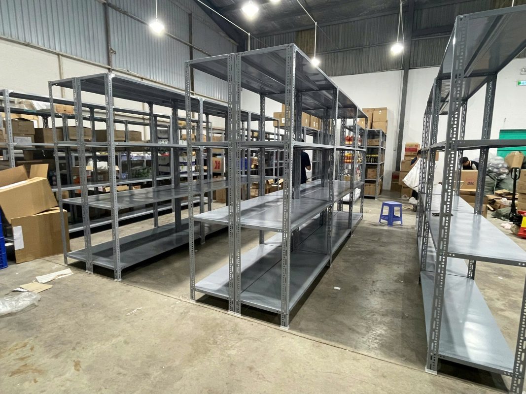 kệ sắt V đa năng chịu tải trọng lớn không
