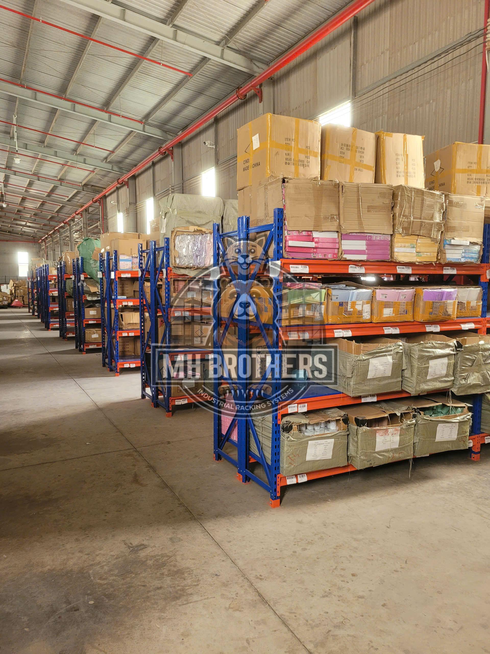 kệ trưng bày kết hợp kho hàng phía sau